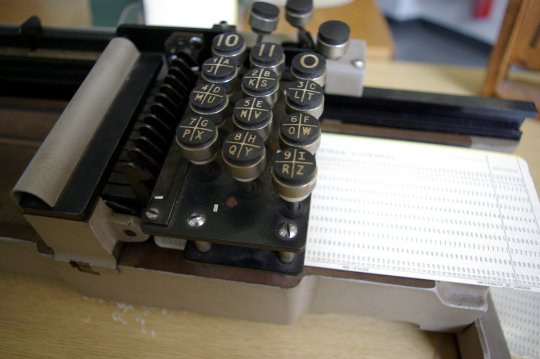 Machine à perforer les cartes